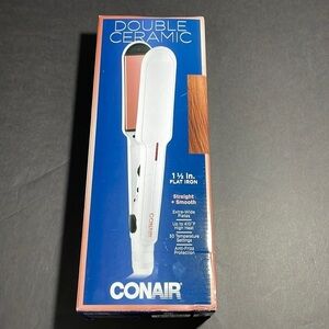 Brand new CONAIR double ceramic 1.5in hair straightener